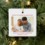 Ornement En Céramique Premier Noël minimaliste en photo maman et papa<br><div class="desc">Ce nouvel ornement photo de parents présente un texte minimaliste de machine à écrire et une photo. Tout le texte peut être customisé, y compris changer "maman & papa" en "maman & papa" ou n'importe quel libellé de votre choix. Ce ornement photo fera le souvenir parfait pour célébrer votre premier...</div>