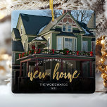 Ornement En Céramique Premier Noël Nouveau Accueil Gold Script Photo Car<br><div class="desc">Commémorez votre premier Noël dans votre nouvelle maison avec ce magnifique ornement de gardien moderne. Le texte dit "Premier Noël dans notre nouvelle maison", avec les mots "nouvelle maison" dans l'élégant script de fausse feuille d'or. Remplacez l'exemple d'image par une photo de votre nouvelle maison et ajoutez le nom de...</div>