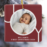 Ornement En Céramique Première garde de Noël du bébé photo rouge<br><div class="desc">Cet élégant ornement photo de Noël pour bébé est décoré avec le mot JOY dans la typographie moderne sur un arrière - plan marron. Facilement personnalisable avec votre photo,  nom et année. Fait un cadeau spécial pour les grands-parents,  les tantes et les oncles.</div>