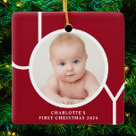 Ornement En Céramique Première garde personnalisée de Noël du bébé photo<br><div class="desc">Cet élégant ornement photo de Noël de gardien est décoré du mot JOY en typographie blanche sur un arrière - plan rouge. Facilement personnalisable avec votre photo,  nom et année.</div>