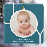 Ornement En Céramique Première photo de garde personnalisée de Noël pour<br><div class="desc">Cet élégant ornement photo de Noël de gardien est décoré du mot JOY en typographie blanche sur un arrière - plan bleu turquoise. Facilement personnalisable avec votre photo,  nom et année.</div>