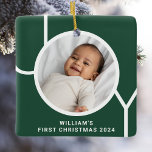 Ornement En Céramique Première photo de Noël de bébé Keepsaké vert<br><div class="desc">Cet élégant ornement photo de Noël pour bébé est décoré avec le mot JOY dans la typographie moderne sur un arrière - plan vert pin. Facilement personnalisable avec votre photo,  nom et année. Fait un cadeau spécial pour les grands-parents,  les tantes et les oncles.</div>
