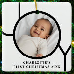 Ornement En Céramique Première photo de Noël de la petite fille personna<br><div class="desc">Cet élégant ornement photo de Noël de la petite fille est décoré avec le mot JOY en noir sur un arrière - plan blanc. Facilement personnalisable avec votre photo,  nom et année.</div>