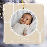 Ornement En Céramique Première photo de Noël du bébé<br><div class="desc">Cet élégant ornement photo de Noël pour bébé est décoré avec le mot JOY dans la typographie moderne sur un arrière - plan couleur champagne. Facilement personnalisable avec votre photo,  nom et année. Fait un cadeau spécial pour les grands-parents,  les tantes et les oncles.</div>