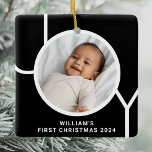 Ornement En Céramique Première photo de Noël du bébé moderne Noir<br><div class="desc">Cet élégant ornement photo de Noël pour bébé est décoré avec le mot JOY dans la typographie moderne sur un arrière - plan noir. Facilement personnalisable avec votre photo,  nom et année. Fait un cadeau spécial pour les grands-parents,  les tantes et les oncles.</div>