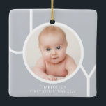 Ornement En Céramique Première photo de Noël du bébé personnalisé<br><div class="desc">Cet élégant ornement photo de Noël pour bébé est décoré avec le mot JOY en blanc sur un arrière - plan gris. Facilement personnalisable avec votre photo et votre nom.</div>