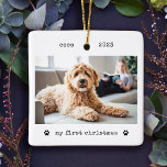 Ornement En Céramique Première photo de Noël du chien de machine à écrir<br><div class="desc">Ces ornements de Noël simples et minimalistes présentent votre photo préférée de votre chien ou chiot sur le devant avec son nom, l'année, et les mots "mon premier noël" dans la machine à écrire noire look texte avec deux mignons empreintes de pattes. L'arrière comporte une autre photo de votre animal,...</div>