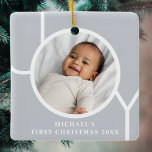 Ornement En Céramique Première photo de Noël Gray de bébé Garçon élégant<br><div class="desc">Cet élégant vêtement photo de Noël de bébé garçon est décoré avec le mot JOY sur un arrière - plan gris. Facilement personnalisable avec votre photo,  nom et année.</div>