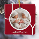 Ornement En Céramique Première photo personnalisée de Noël de Twin Rouge<br><div class="desc">Le joli ornement photo de Noël de ce jumeau est décoré du mot JOY en typographie blanche sur un arrière - plan rouge. Facilement personnalisable avec votre photo,  nom et année.</div>