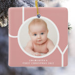 Ornement En Céramique Première photo rose de la fille de Noël du bébé<br><div class="desc">Cet élégant ornement photo de Noël pour bébé est décoré avec le mot JOY en blanc sur un arrière - plan rose. Facilement personnalisable avec votre photo et votre nom.</div>