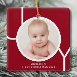 Ornement En Céramique Première photo rouge de Noël du bébé personnalisée<br><div class="desc">Cet élégant ornement photo de Noël pour bébé est décoré avec le mot JOY en blanc sur un arrière - plan rouge. Facilement personnalisable avec votre photo et votre nom.</div>