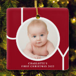 Ornement En Céramique Première photo rouge personnalisée de Noël du bébé<br><div class="desc">Cet élégant ornement photo de Noël pour bébé est décoré avec le mot JOY en blanc sur un arrière - plan rouge. Facilement personnalisable avec votre photo et votre nom.</div>