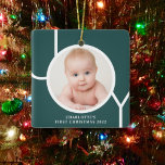 Ornement En Céramique Première photo verte de Noël du bébé<br><div class="desc">Cet élégant ornement photo de Noël pour bébé est décoré avec le mot JOY en blanc sur un arrière - plan en terre cuite. Facilement personnalisable avec votre photo et votre nom.</div>