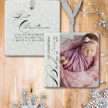 Ornement En Céramique Première photo verticale de Noël du bébé Flocon de<br><div class="desc">Le premier ornement photo de Noël du bébé avec photo verticale, calligraphie élégante et délicats flocons de neige blancs sur une bordure gris argenté. Le modèle photo est prêt pour vous à ajouter votre photo, le nom du bébé, l'année et votre texte personnalisé au dos. À l'exception du texte manuscrit...</div>