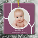 Ornement En Céramique Première photo violette de Noël du bébé personnali<br><div class="desc">Cet élégant ornement photo de Noël pour bébé est décoré avec le mot JOY en blanc sur un arrière - plan violet. Facilement personnalisable avec votre photo et votre nom. Convient à un garçon ou une fille.</div>