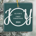 Ornement En Céramique Prénom de Noël du bébé personnalisé Green Keepsaké<br><div class="desc">Cet ornement de Noël de gardien est décoré avec le mot JOY dans la typographie stylisée d'un arrière - plan vert. Facile à personnaliser.</div>
