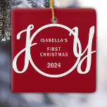 Ornement En Céramique Prénom de Noël du bébé personnalisé Red Keepsaké C<br><div class="desc">Cet ornement de Noël de gardien est décoré avec le mot JOY dans la typographie stylisée d'un arrière - plan rouge. Facile à personnaliser.</div>