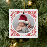 Ornement En Céramique Red Holly 2 photo avec Noël de l'année<br><div class="desc">Décor photo personnalisé avec feuillage d'hiver dessiné à la main.</div>