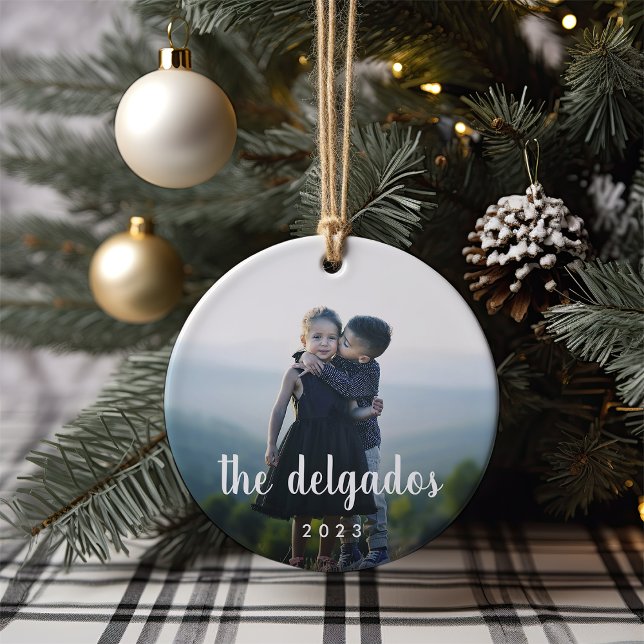 Ornement En Céramique Remplacement du nom de famille | Photo (Créateur téléchargé)