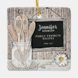 Ornement En Céramique Retro Chalkboard, Mason Jar et Daisy<br><div class="desc">Ajoutez un nom et plus pour personnaliser ce design de cuisine charmant avec un tableau noir,  un pot de maçon vintage,  des ustensiles en bois et une marguerite. Idéal pour ceux qui aiment cuisiner. Oeuvre d'Amelia Carrie.</div>