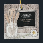 Ornement En Céramique Retro Chalkboard, Mason Jar et Daisy<br><div class="desc">Ajoutez un nom et plus pour personnaliser ce design de cuisine charmant avec un tableau noir,  un pot de maçon vintage,  des ustensiles en bois et une marguerite. Idéal pour ceux qui aiment cuisiner. Oeuvre d'Amelia Carrie.</div>