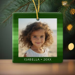 Ornement En Céramique Retro Stripes - Christmas Green - Simple Photo<br><div class="desc">Tons de motif à bandes vertes avec une zone de texte simple pour un nom et une date. Ajoutez votre selfie favori ou votre instantané de famille. Utilisez une photo de carré pour créer cet ornement de vacances unique et personnel. L'arrière - plan comprend un motif rétro à rayures avec...</div>