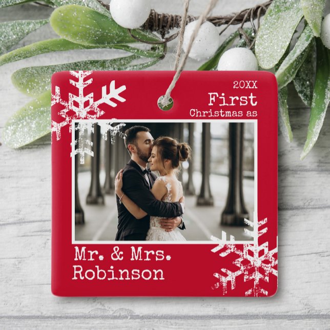 Ornement En Céramique Rouge 1er Noël M. & Mme Photo (Rustic snowflake newlywed holiday keepsake photo ornament perfect for gifts to bring joy to others.)
