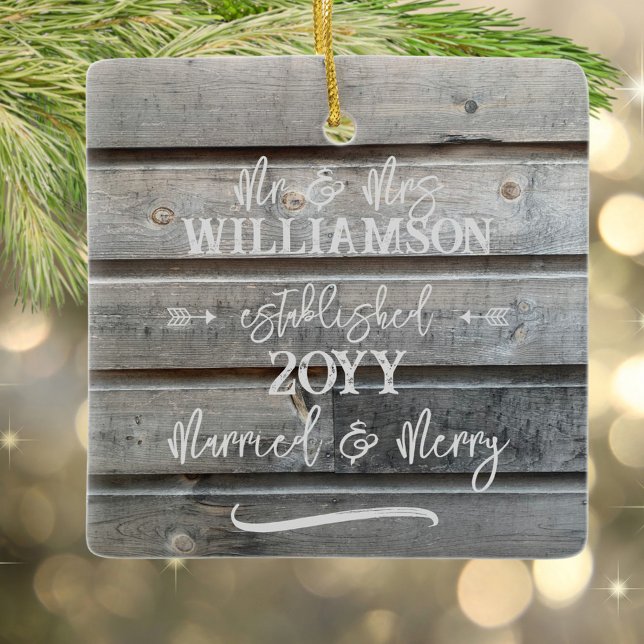Ornement En Céramique Rustic Grey Grange Première Mariée Photo de Noël (Married & Merry rustic wood personalized ornament with your photo)