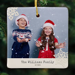 Ornement En Céramique Rustique moderne Photo Flocon de neige Nom de fami<br><div class="desc">Joli ornement photo avec des flocons de neige en carton rustique moderne et votre propre nom de famille et année personnalisée. Sur le dos se trouve un autre flocon de neige coupé en papier Krafty sur un vert poussiéreux tendance.</div>