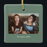 Ornement En Céramique Sage Green Photo Keepsaké Noël<br><div class="desc">Simple bio Sage Green Bold Funny Minimalist Photo Keepsaké Noël Céramique Ornement,  un beau cadeau personnalisé pour les amis,  famille,  couple,  petite amie,  petit ami,  collègue,  patron et plus encore.</div>