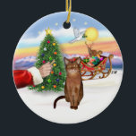 Ornement En Céramique Santas Treat - Ruddy Abyssinian chat<br><div class="desc">Père Noël offre un régal à son chat Ruddy Abyssinian</div>