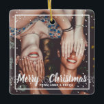 Ornement En Céramique Script avec le coeur photo rouge Keepsaké<br><div class="desc">Minimaliste Bright Red Photo Snowflakes Christmas keepsaké Arbre céramique ornement avec votre photo personnalisée dans un cadre moderne et élégant de neige,  le texte du script Joyeux Noël avec swashes de calligraphie cardiaque,  noms personnalisés et année.</div>