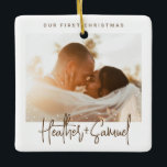 Ornement En Céramique Script moderne minimaliste | Photo de neige de Noë<br><div class="desc">Créez votre propre photo-souvenir avec cet élégant ornement en céramique Joyeux et Marié. Un design simple et sophistiqué en chocolat brun et blanc avec votre texte personnalisé en calligraphie manuscrite fraîche et police sans-serif professionnelle, photo horizontale ou carrée, cadre de neige, nom des jeunes mariés, fête et année. Pas de...</div>