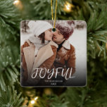 Ornement En Céramique Simple Brosse Joyeuse Calligraphie Couple Photo<br><div class="desc">Une création de votre propre ornement de famille de typographie simple et élégant. un souvenir parfait pour vos voeux de Noël pour garder le moment capturé pour toujours. Ce ornement unique et chic a une élégante typographie exceptionnelle du nom et de l'année de la famille qui sont personnalisables en cliquant...</div>