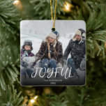 Ornement En Céramique Simple Brusch Joyful Calligraphy Famille Photo<br><div class="desc">Une création de votre propre ornement de famille de typographie simple et élégant. un souvenir parfait pour vos voeux de Noël pour garder le moment capturé pour toujours. Ce ornement unique et chic a une élégante typographie exceptionnelle du nom et de l'année de la famille qui sont personnalisables en cliquant...</div>