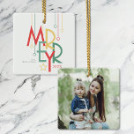 Ornement En Céramique Simple Joyeux Photo Rouge Jaune<br><div class="desc">Ces ornements en céramique carré de 2, 75" x 2, 75" portent le mot "Merry" dans une police de style vintage,  avec des ornements minimalistes modernes. Ajoutez votre nom et votre année.</div>