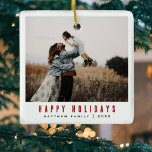 Ornement En Céramique Simple minimaliste et moderne photo de famille<br><div class="desc">Cet ornement moderne de Noël vous permet d'ajouter vos noms et une photo de famille, ainsi que des "Joyeuses Fêtes" en typographie simple et belle, et de vous permettre d'ajouter votre propre montage photo à l'arrière (avec espace pour sept photos). Le cadeau de Noël minimaliste parfait pour tout membre de...</div>