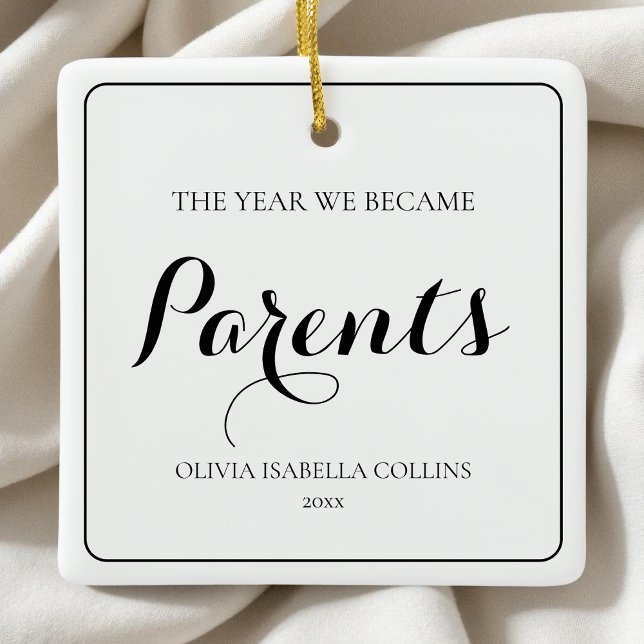 Ornement En Céramique Simple Noir Script Premier Noël Nouveaux Parents (Simple Black Script First Christmas New Parents Ceramic Ornament)