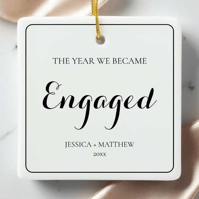 Ornement En Céramique Simple script noir Notre premier Noël engagé (Simple Black Script Our First Christmas Engaged Ceramic Ornament)