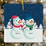 Ornement En Céramique Snowman Couple mignon Noël personnalisé<br><div class="desc">Snowman Couple mignon Ornement personnalisé en céramique de Noël. Mignonne 5 personnes bonhomme de neige fête de Noël ornement de Noël. Fait le cadeau de Noël personnalisé parfait pour la saison des fêtes.</div>