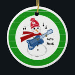 Ornement En Céramique Snowman Jouant à la guitare de rock électrique<br><div class="desc">Un bonhomme de neige cool jouant des chansons de Noël sur sa guitare à rock électrique. Dit "Rock" Un arrière - plan rayé vert et blanc.</div>