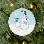 Ornement En Céramique Snowman Poop<br><div class="desc">Un mignon bonhomme de neige et témoin de l'ornement de femme des neiges pour les vacances. Il est magnifique sur votre sapin de Noël ou accroché à votre rétroviseur. Un grand rire pour les vacances.</div>