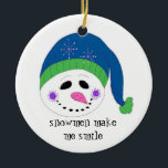 Ornement En Céramique Snowman souriant<br><div class="desc">Un mignon bonhomme de neige portant un casquette bleu et vert avec une douce expression sur son visage. Dire peut être changé comme souhaité.</div>