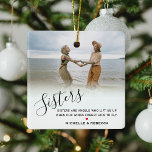 Ornement En Céramique Soeur personnalisée et élégante photo et devis per<br><div class="desc">Un magnifique cadeau de soeur avec une photo de vous et de votre/vos soeur, une couverture blanche incluant le texte 'soeurs' dans un élégant script de calligraphie, une citation de soeur douce qui peut être facilement customisé, un petit coeur rouge mignon qui peut être changé à n'importe quelle couleur et...</div>