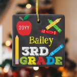 Ornement En Céramique Tableau de bord de garde de 3e année Colorée Enfan<br><div class="desc">La conception d'ornement photo de 3e année comprend une pomme, une règle, des crayons et une typographie amusante et colorée ! Cliquez sur le bouton personnaliser pour plus opti2ndr modifier le texte ! Des variantes de ce design, des couleurs supplémentaires, ainsi que des produits de coordination sont disponibles dans notre...</div>