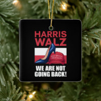 Talons de Kamala Harris écrasant un chapeau rouge