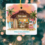 Ornement En Céramique Tiki Beach Coucher de soleil tropical Mele Kalikim<br><div class="desc">Le décor de Noël tropical présente Père Noël profitant d'un séjour dans un bar Tiki sur la plage au coucher du soleil avec palmiers, lampadaires et salutations hawaïennes "Aloha" et "Mele Kalikimaka". Cocktails tropicaux, ananas, hibiscus et feuilles de palmiers, planche de surf et perroquet dans un casquette pirate décorent l'espace...</div>