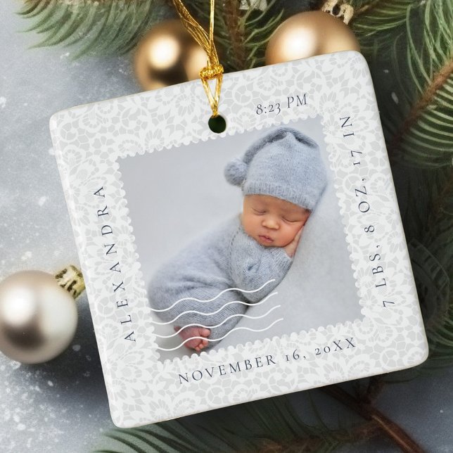 Ornement En Céramique Timbre Photo Cadre photo en dentelle blanche Naiss (Baby Name & Birth Stats Footprint & Photo Wreath Cube Ornament)