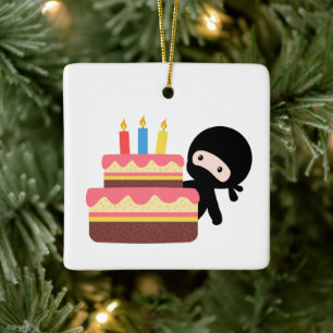 Ornement En Céramique Tiny Ninja Derrière le gâteau d'anniversaire