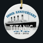 Ornement En Céramique Titanic descendant l'anniversaire de 100 ans<br><div class="desc">Est le 15 avril 2012 le 100th anniversaire de couler du revêtement d'océan titanique de RMS. Ce tee - shirt graphique commémoratif est une grande manière de se rappeler un instant historique. L'insubmersible, RMS Titanic, était un revêtement de passager qui a heurté un iceberg dans l'Océan Atlantique sur son premier...</div>